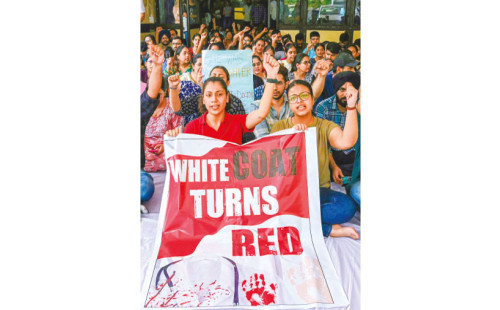 ভারতজুড়ে আজ কর্মবিরতির ডাক চিকিৎসকদের 