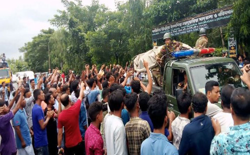 মিরসরাইয়ে অবরুদ্ধ জেলা বিএনপি নেতাকে উদ্ধার করলেন সেনাবাহিনী 