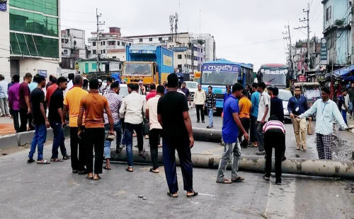 বকেয়া বেতন-ভাতা ও কারখানা খোলার দাবিতে ঢাকা-ময়মনসিংহ মহাসড়ক অবরোধ 