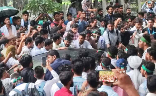আসিফ নজরুলের গাড়ি আটকে শিক্ষার্থীদের বিক্ষোভ 