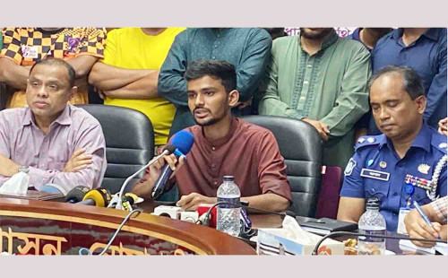 বন্যা আমাদের ঐক্যবদ্ধ করেছে : উপদেষ্টা আসিফ 