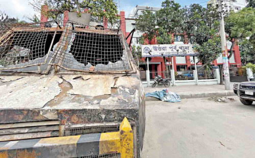 উত্তরা পূর্ব থানা : কোনোমতে টেবিল পেতে কাজ করছেন ওসি 