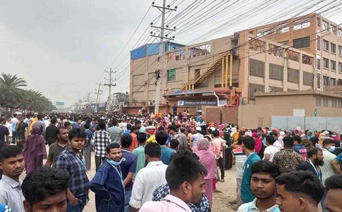 পোশাকশ্রমিকদের বিক্ষোভ, অন্তত ৩৫ কারখানায় ছুটি ঘোষণা 