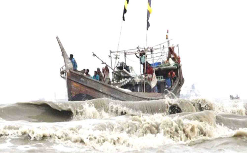 বঙ্গোপসাগরে মাছ ধরার ৭ ট্রলার ডুবি, নিখোঁজ অনেকে 