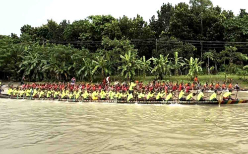 কুমার নদে ১২৫ বছরের ঐতিহ্যবাহী নৌকা বাইচে মানুষের ঢল 