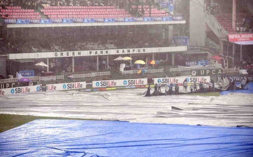 আলোর স্বল্পতা ও বৃষ্টিতে খেলা বন্ধ