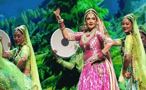 ৬৯-এ টানা ২০ মিনিট নেচে তাক লাগালেন ‘উমরাওজান’ রেখা