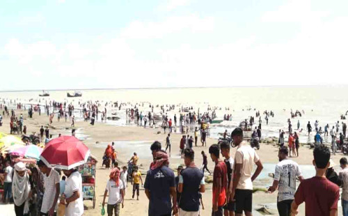 কুয়াকাটায় হোটেল সংকট: ফিরে যাচ্ছেন অনেক পর্যটক