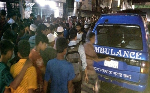 মিরসরাইয়ে বাসের ধাক্কায় পথচারী নিহত, তিনজন আহত