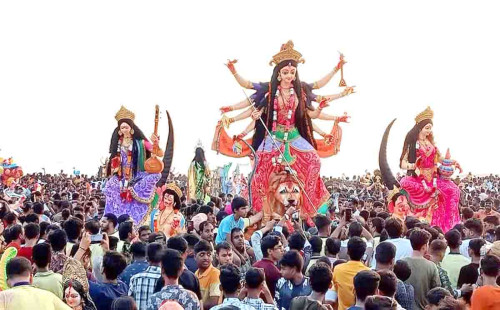 কক্সবাজার সৈকতে লাখো মানুষের সমাগমে প্রতিমা বিসর্জন