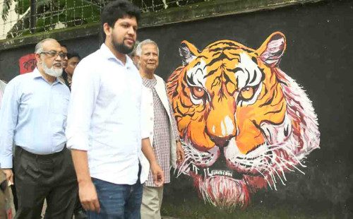 ঢাকা বিশ্ববিদ্যালয়ে গণঅভ্যুত্থানের গ্রাফিতি পরিদর্শন করলেন ড. ইউনূস